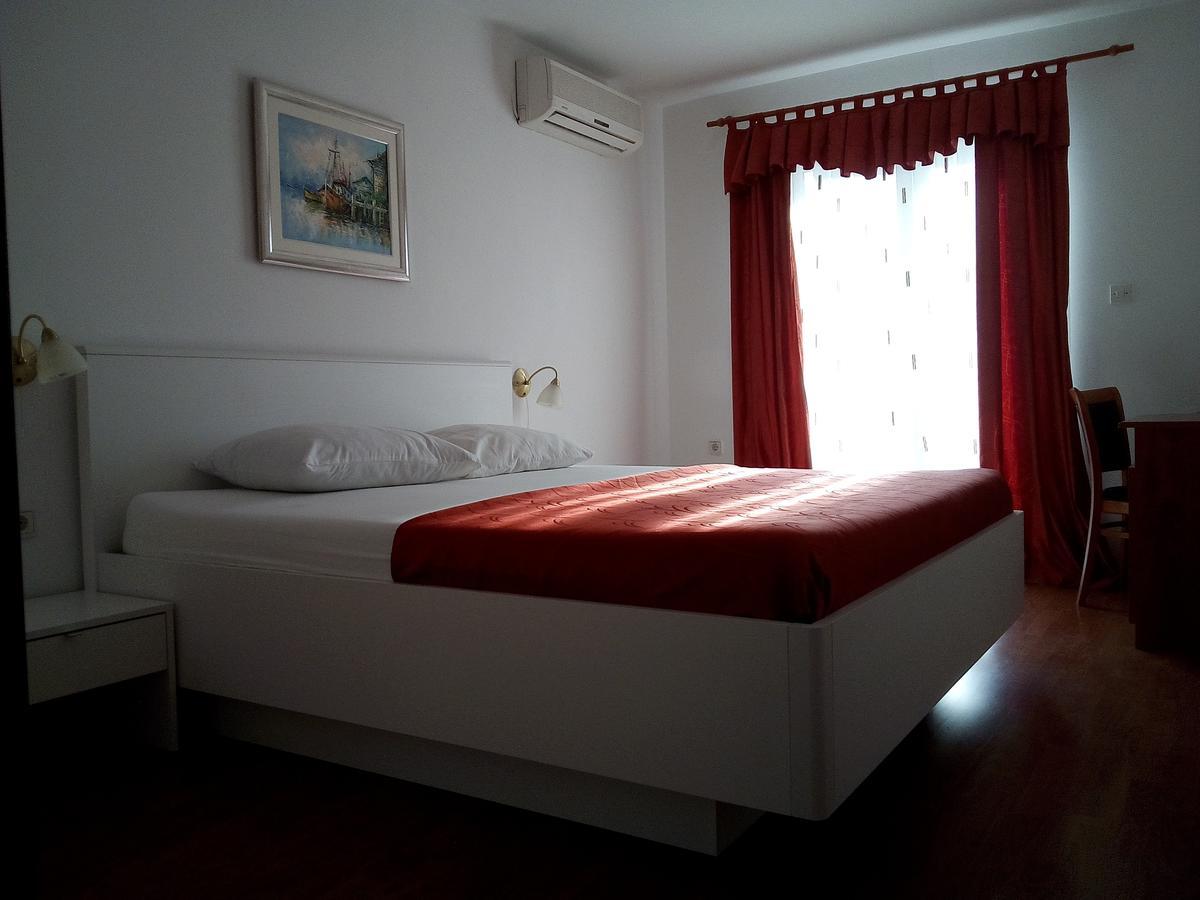 Pansion Marco Polo Hotel Petrcane Bagian luar foto